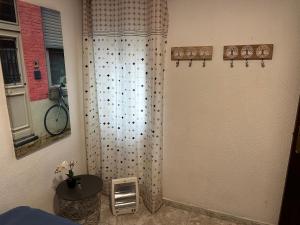 bagno con doccia con tenda di Sevilla Apartamento en Camas a minutos del centro de Sevilla Wifi a Camas