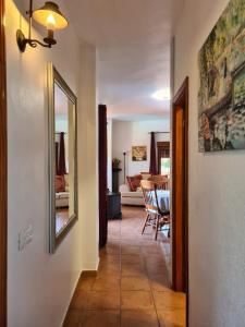 un couloir avec un miroir et un salon dans l'établissement Finca Tropical, à Arico Viejo