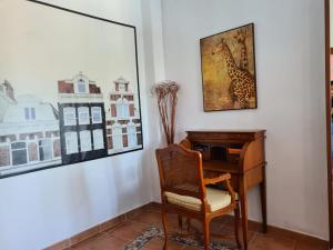 krzesło siedzące obok pianina w pokoju w obiekcie Finca Tropical w mieście Arico Viejo