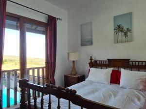 sypialnia z łóżkiem i balkonem w obiekcie Finca Tropical w mieście Arico Viejo
