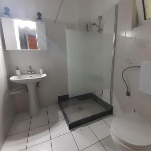uma casa de banho com um lavatório, um chuveiro e um WC. em Villa Chariklia Studios em Kambiá