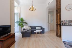 Televízia a/alebo spoločenská miestnosť v ubytovaní Luminoso apartamento de dos habitaciones con vistas a las Catedral