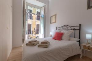 Posteľ alebo postele v izbe v ubytovaní Luminoso apartamento de dos habitaciones con vistas a las Catedral