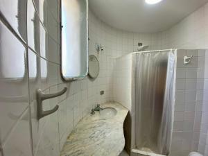 un bagno con lavandino e doccia di Casa estilo Grega com Spa Praia do Pernambuco a Guarujá Altre 15 foto