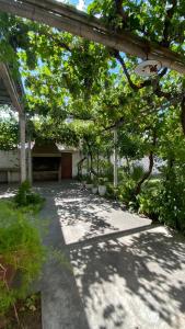 un jardín con un camino con árboles y un edificio en Casa Gattelli en San Rafael