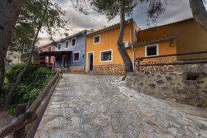 una casa con un camino de piedra frente a un edificio en Casas Rurales Caravaca de la Cruz en Caravaca de la Cruz