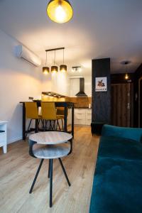 eine Küche und ein Esszimmer mit Tisch und Stühlen in der Unterkunft Krakow Centrum Sunny Apartment Lwowska 10 in Krakau