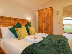 - une chambre avec un lit et des serviettes dans l'établissement Bluebell, à Swadlincote