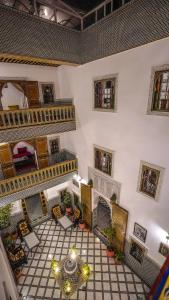 vistas panorámicas a una habitación grande con una escalera en Riad Green House en Fez