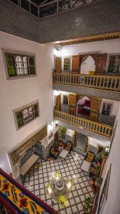 una vista aérea de una sala de estar con una escalera en Riad Green House en Fez