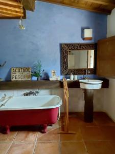 bagno con vasca e lavandino di Casa Corazón de piedra en el Río Dulce ad Aragosa