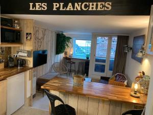 een keuken met een houten aanrecht in een kamer bij NOUVEAU Charme et vue mer in Deauville