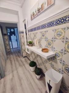 a bathroom with blue and white tiles on the wall at Apartamento Ana Maria in San Juan del Puerto