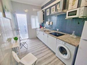 a kitchen with a washing machine and a sink at Apartamento Ana Maria in San Juan del Puerto