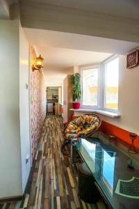 Inessa Center Guest PenthHouse في كيشيناو: غرفة معيشة مع حوض سمك في غرفة