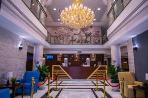 قصور الشرق للاجنحة الفندقية Qosor Al Sharq في جدة: لوبي ثريا كبيرة ولوبي وكراسي زرقاء
