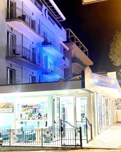 sklep przed budynkiem w nocy w obiekcie Hotel Blue Moon w Rimini