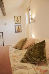 een slaapkamer met een bed met 2 kussens erop bij Domaine Cap Rubis in Paradou