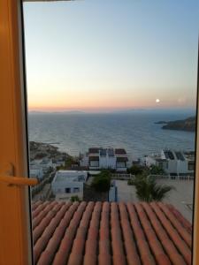 a view of the ocean from a roof at YALIKAVAK KIZILBURUNDA FIRSAT TATİL EVİ in Bodrum City