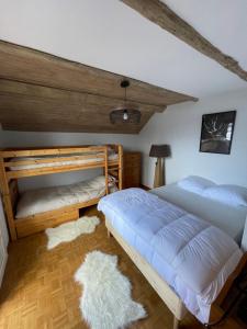 Krevet ili kreveti na sprat u jedinici u okviru objekta Appartement au Sauze vue montagne