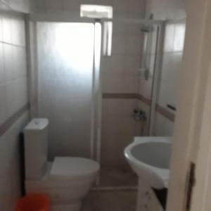 a bathroom with a toilet and a sink at YALIKAVAK KIZILBURUNDA FIRSAT TATİL EVİ in Bodrum City