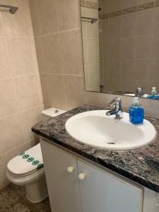 Koupelna v ubytování Ap NURIMAR 1, centro de L'Escala con Aire Acondicionado FREE + 25 fotografií