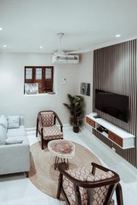 sala de estar con sofá y TV en Najma's villa en Stone Town