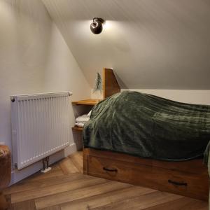 - une chambre avec un lit et une couverture verte dans l'établissement Diamond Forest - 8 Full Beds Summercard Included, à Kaprun