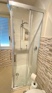 y baño con ducha, aseo y ventana. en TDC Home, en Vallo della Lucania