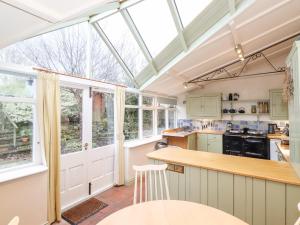 a conservatory kitchen with a skylight at The Nook in Kirkoswald