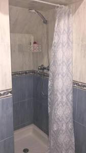 卡里尼奧的住宿－Acogedor piso en Cariño，浴室内配有淋浴帘。