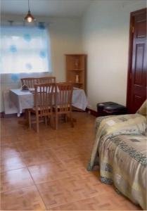 ein Zimmer mit einem Tisch und Stühlen sowie einem Esszimmer in der Unterkunft Annie Dee’s Guest Accommodation in Ballygowan
