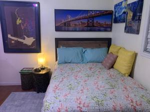 um quarto com uma cama e uma mesa de cabeceira com um candeeiro em Casa de Basswood em Tucson