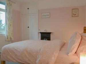 A bed or beds in a room at Avoca