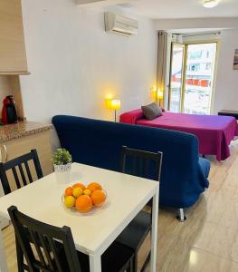 een woonkamer met een tafel met sinaasappels erop bij Puerta del Sol TRM only adults Aparts in Torremolinos