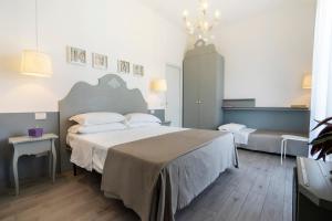 A bed or beds in a room at Daniel Apartments