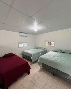 1 dormitorio con 2 camas en una habitación en El Chalet del Canche, en Iztapa