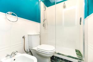 A bathroom at Navona Artist 10 APT