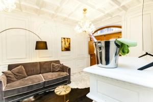 A seating area at Navona Artist 10 APT