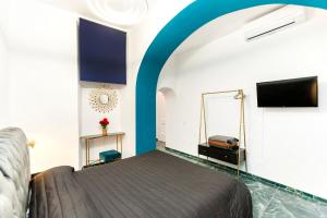 A television and/or entertainment centre at Navona Artist 10 APT