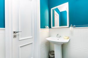 A bathroom at Navona Artist 10 APT