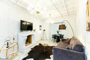 A television and/or entertainment centre at Navona Artist 10 APT