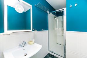 A bathroom at Navona Artist 10 APT