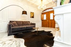A seating area at Navona Artist 10 APT