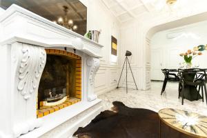 A seating area at Navona Artist 10 APT