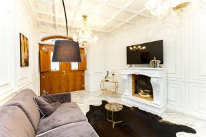 A television and/or entertainment centre at Navona Artist 10 APT