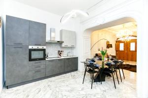 A kitchen or kitchenette at Navona Artist 10 APT