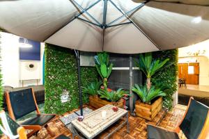 A seating area at Navona Artist 10 APT