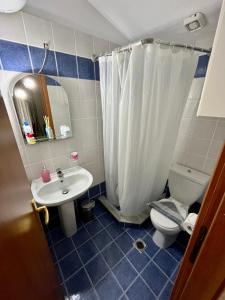 y baño con aseo, lavabo y ducha. en Pinpoint Rooms, en Mesolongi