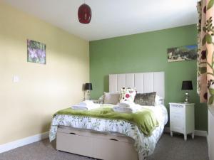 Llit o llits en una habitació de Cosy Cotswolds Townhouse